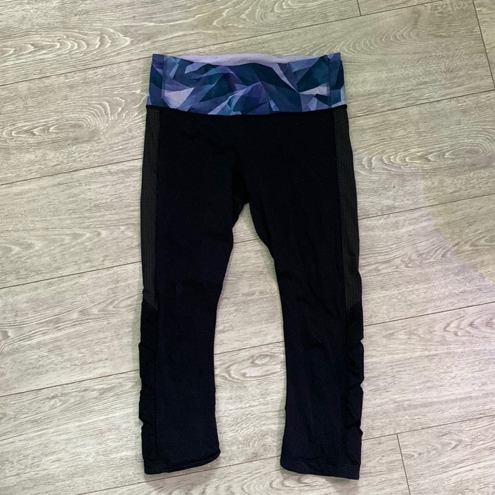 Lululemon crop leggings  Sz 6 (missing size tag)